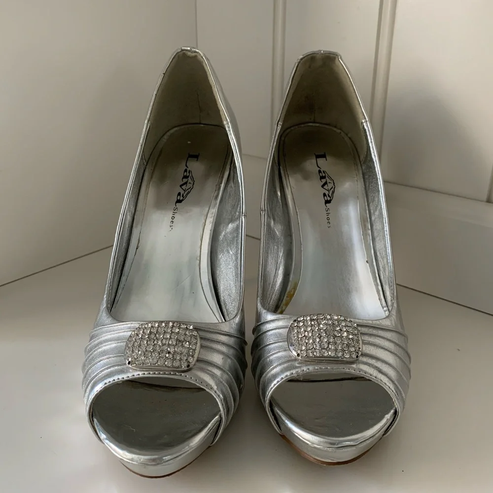 Lava•Elegant Silver Metallic Peep Toe Platform Pump-Size 7